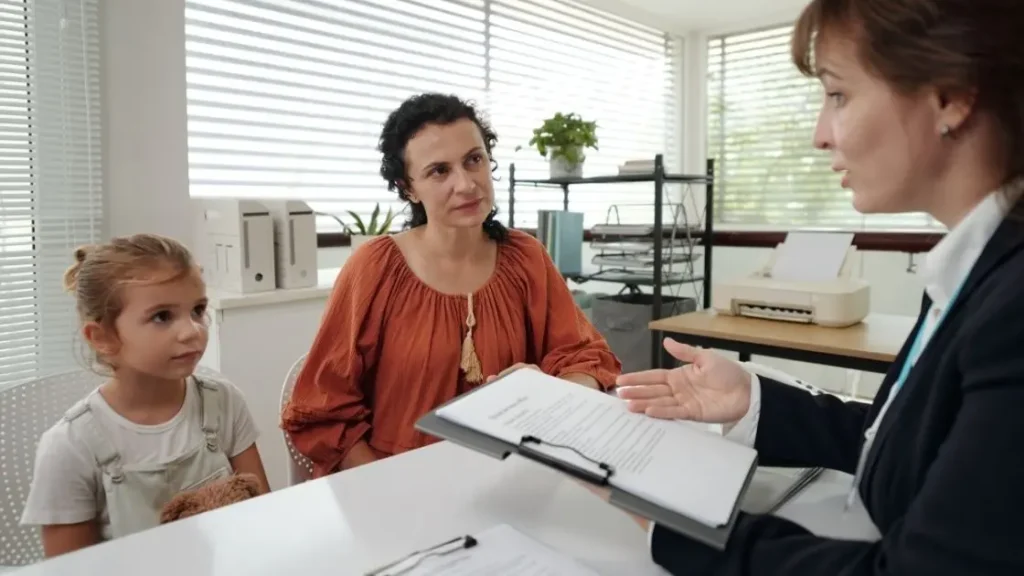 Psicologa infantil orientando pais sobre desenvolvimento emocional infantil