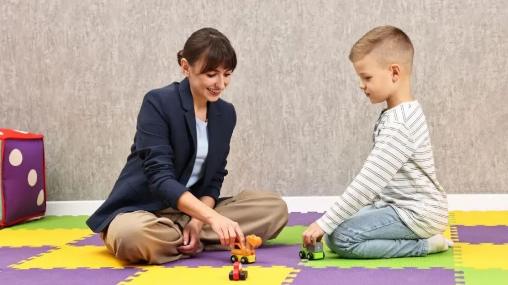 Psicologa infantil usando terapia lúdica para desenvolvimento emocional